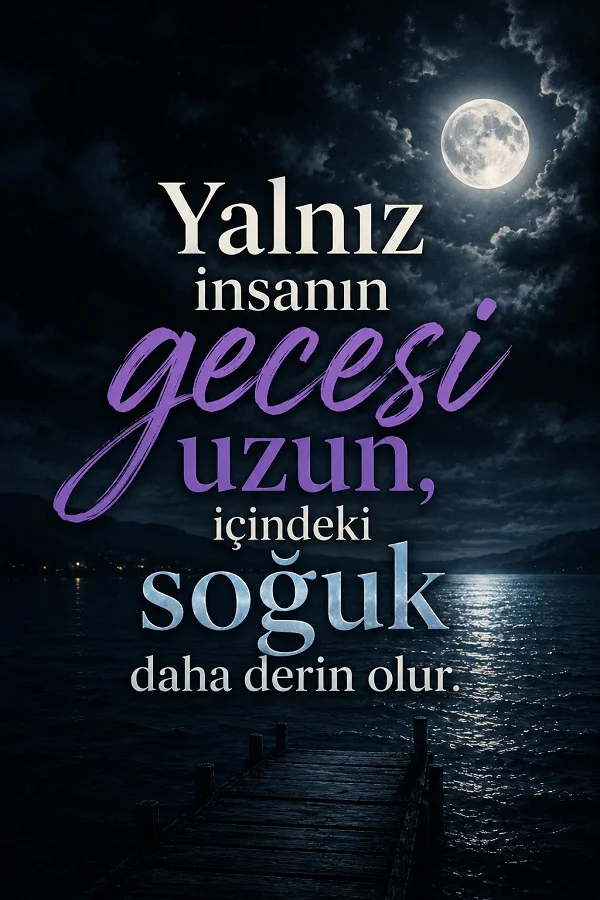 Ay ışığıyla aydınlanan gece denizi ve iskele fonunda “Yalnız insanın gecesi uzun, içindeki soğuk daha derin olur.” sözünün yer aldığı anlamlı söz tasarımı.