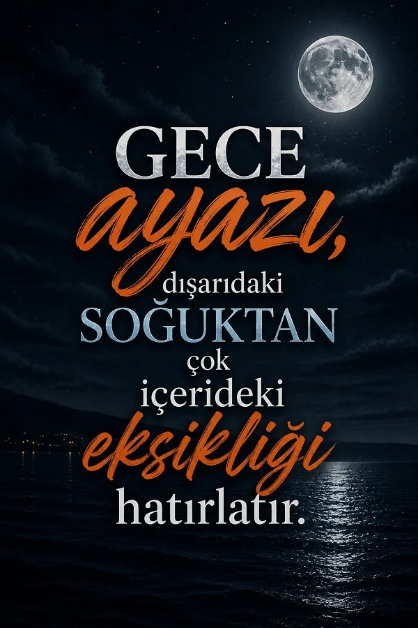 Dolunaylı gece denizi arka planında “Gece ayazı, dışarıdaki soğuktan çok içerideki eksikliği hatırlatır.” sözünün bulunduğu anlamlı gece temalı söz tasarımı.