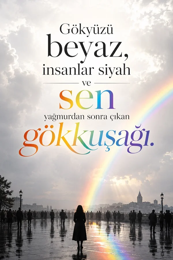 Yağmur sonrası kalabalık bir şehir meydanı ve gökyüzünde gökkuşağı bulunan sahnede “Gökyüzü beyaz, insanlar siyah ve sen yağmurdan sonra çıkan gökkuşağı.” sözü yazılıdır.