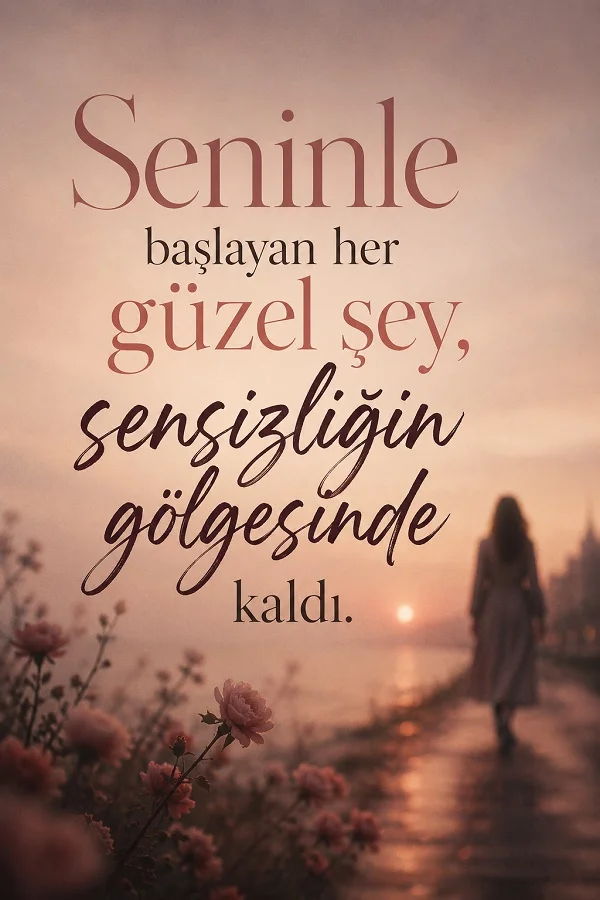 Gün batımında sahil yolunda yürüyen kadın silüeti eşliğinde “Seninle başlayan her güzel şey, sensizliğin gölgesinde kaldı.” yazılı duygusal söz tasarımı.