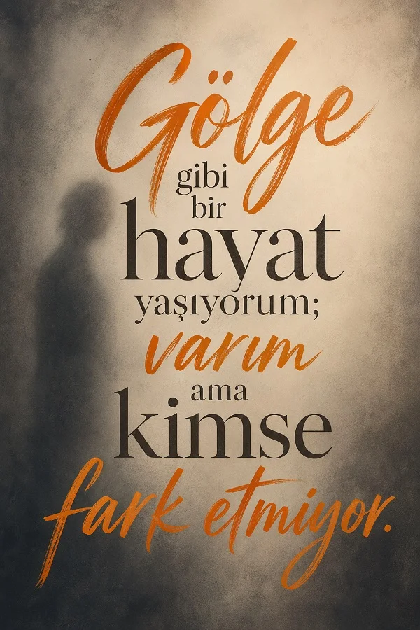 Sol tarafta gölge silüeti bulunan sisli arka planda “Gölge gibi bir hayat yaşıyorum; varım ama kimse fark etmiyor.” yazılı hüzünlü söz görseli.