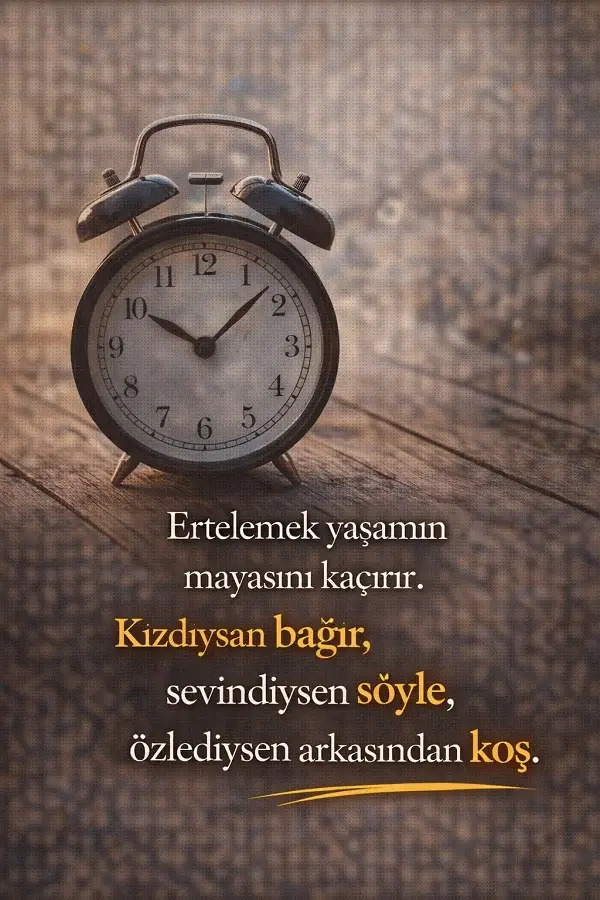 Ahşap zeminde eski saat ve ertelememek üzerine yazılmış anlamlı güzel söz.