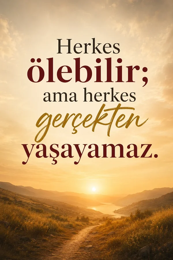Dağlar ve gün batımı eşliğinde uzanan patika yol üzerinde “Herkes ölebilir; ama herkes gerçekten yaşayamaz.” sözü yer alıyor.