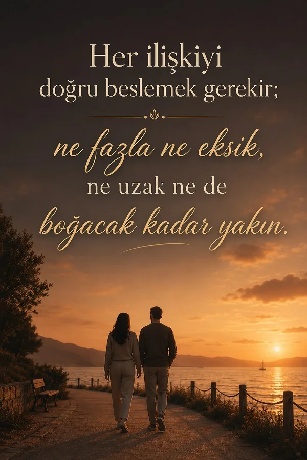 Gün batımında deniz kenarında yürüyen çift ve “Her ilişkiyi doğru beslemek gerekir; ne fazla ne eksik, ne uzak ne de boğacak kadar yakın.” sözü.