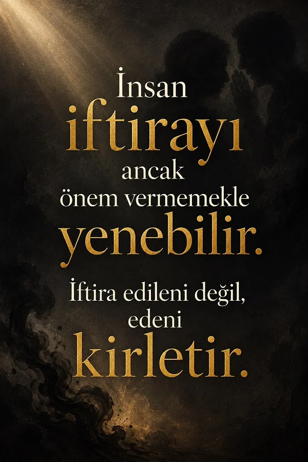 Karanlık arka planda fısıldaşan iki siluet ve “İnsan iftirayı ancak önem vermemekle yenebilir. İftira edileni değil, edeni kirletir.” sözü.