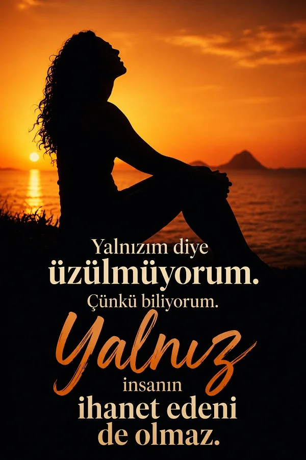 Gün batımında deniz kenarında oturan kadın silüeti üzerinde, yalnızlığın ihanet etmeyen tek hâl olduğunu anlatan duygusal söz tasarımı.