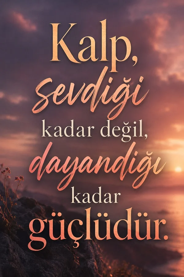 Gün batımı manzaralı kayalık kıyı görselinde “Kalp, sevdiği kadar değil, dayandığı kadar güçlüdür.” sözü yazıyor.