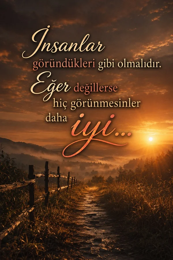 Gün batımında sisli tepeler arasında uzanan dar bir patika ve yol kenarında ahşap çit görülüyor. Görselde “İnsanlar göründükleri gibi olmalıdır. Eğer değillerse hiç görünmesinler daha iyi...” sözü yer alıyor.
