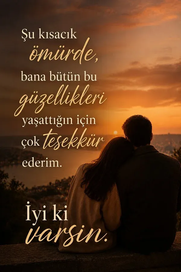 Gün batımında yan yana oturan bir çift ve “Şu kısacık ömürde, bana bütün bu güzellikleri yaşattığın için çok teşekkür ederim. İyi ki varsın.” sözü.