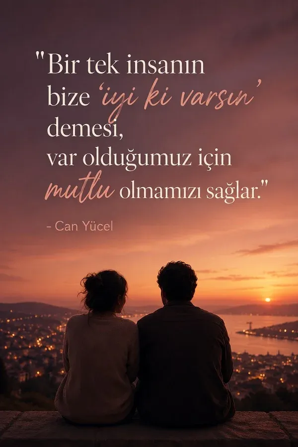 Gün batımında şehir manzarasına karşı oturan iki kişi ve Can Yücel’e ait “Bir tek insanın bize ‘iyi ki varsın’ demesi...” sözü.