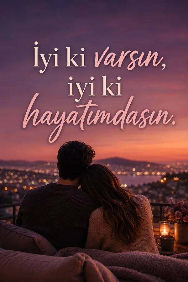 Akşam manzarasına karşı yan yana oturan çift ve “İyi ki varsın, iyi ki hayatımdasın.” sözü.