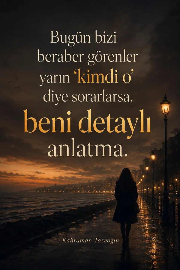 Deniz kıyısında gece yürüyen kadın ve sokak lambaları eşliğinde “Bugün bizi beraber görenler yarın kimdi o diye sorarlarsa, beni detaylı anlatma” yazılı söz görseli.