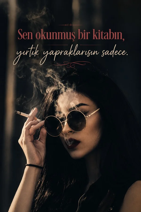 Elinde sigara tutan, yuvarlak gözlüklü bir kadının yer aldığı görselde “Sen okunmuş bir kitabın, yırtık yapraklarısın sadece.” sözü bulunuyor.