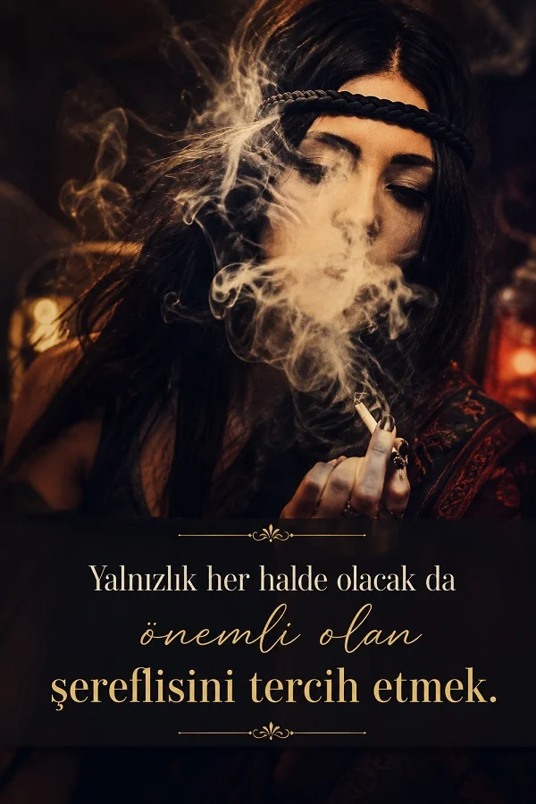 Elinde sigara bulunan bir kadının dumanlar içindeki portresi üzerinde “Yalnızlık her halde olacak da önemli olan şereflisini tercih etmek.” sözü yer alıyor.
