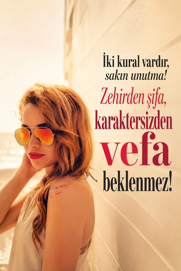 Açık renkli duvar önünde güneş gözlüğü takan kadın ve “İki kural vardır, sakın unutma! Zehirden şifa, karaktersizden vefa beklenmez!” sözü.