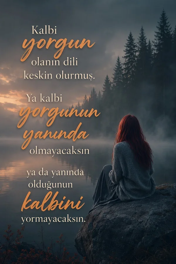 Sisli göl kenarında oturan bir kadın ve orman manzarası üzerinde “Kalbi yorgun olanın dili keskin olurmuş” sözüyle başlayan duygusal söz tasarımı.