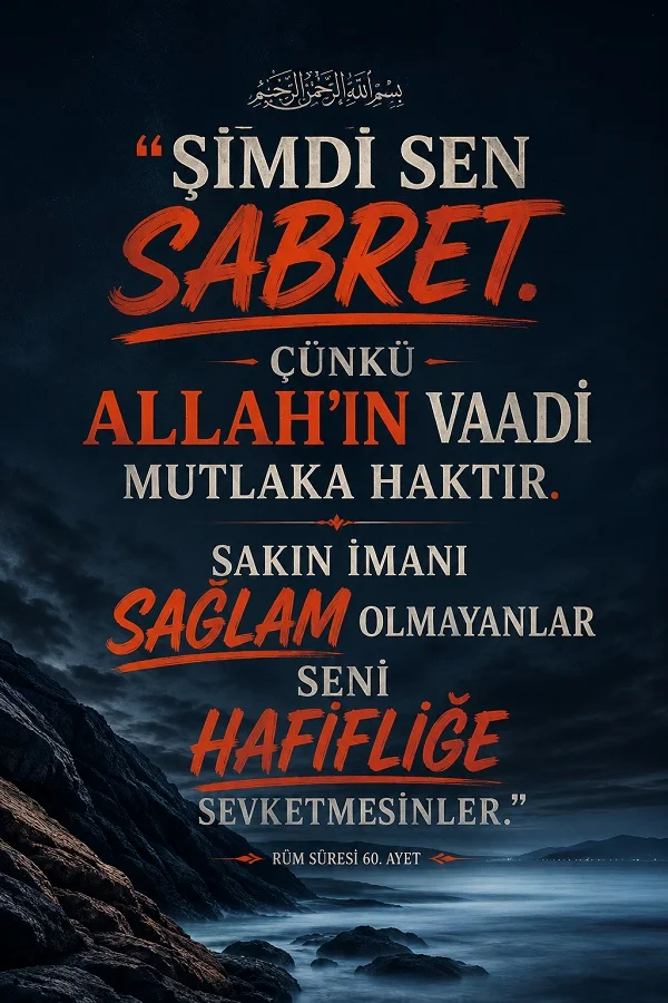 Karanlık deniz kıyısı fonu üzerinde “Şimdi sen sabret. Çünkü Allah’ın vaadi mutlaka haktır...” yazılı Rûm Suresi 60. ayet temalı dini söz görseli.