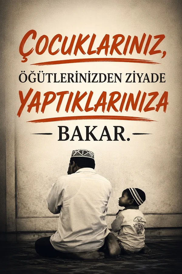 Yan yana oturan yetişkin ve çocuğun bulunduğu sahnede “Çocuklarınız, öğütlerinizden ziyade yaptıklarınıza bakar.” sözü yer alıyor.