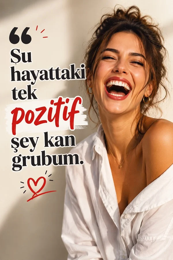 Gülümseyen bir kadın fotoğrafı üzerinde “Şu hayattaki tek pozitif şey kan grubum.” yazısının yer aldığı eğlenceli komik söz tasarımı.