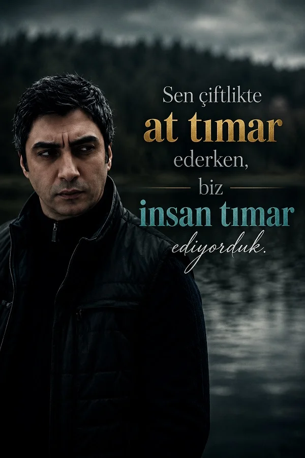 Göl kıyısında duran bir erkek figürü önünde “Sen çiftlikte at tımar ederken, biz insan tımar ediyorduk.” sözü yer alıyor.