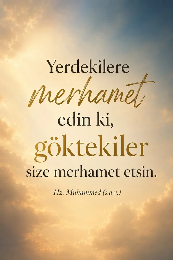 Işıklı bulut manzarası üzerinde “Yerdekilere merhamet edin ki, göktekiler size merhamet etsin. Hz. Muhammed (s.a.v.)” sözü yazılıdır.