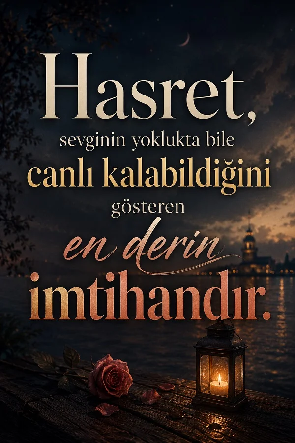 Gece deniz kıyısında kandil ve gül detaylarının yer aldığı tasarımda “Hasret, sevginin yoklukta bile canlı kalabildiğini gösteren en derin imtihandır.” sözü bulunuyor.