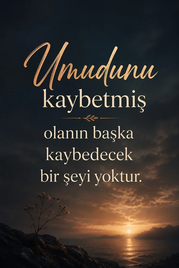 Karanlık deniz ve gün batımı manzarasında “Umudunu kaybetmiş olanın başka kaybedecek bir şeyi yoktur.” sözü yazılıdır.