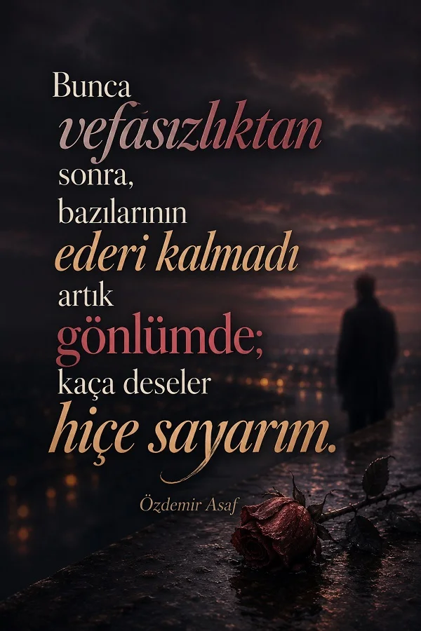 Gece manzarasında yerde duran kırmızı gül ve uzakta görünen yalnız bir siluet önünde “Bunca vefasızlıktan sonra, bazılarının ederi kalmadı artık gönlümde; kaça deseler hiçe sayarım.” Özdemir Asaf sözü.