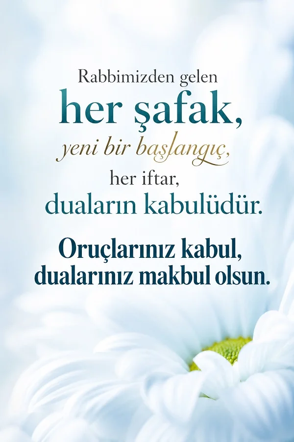 Açık tonlu çiçekli arka plan üzerinde “Rabbimizden gelen her şafak, yeni bir başlangıç, her iftar, duaların kabulüdür. Oruçlarınız kabul, dualarınız makbul olsun.” sözü.