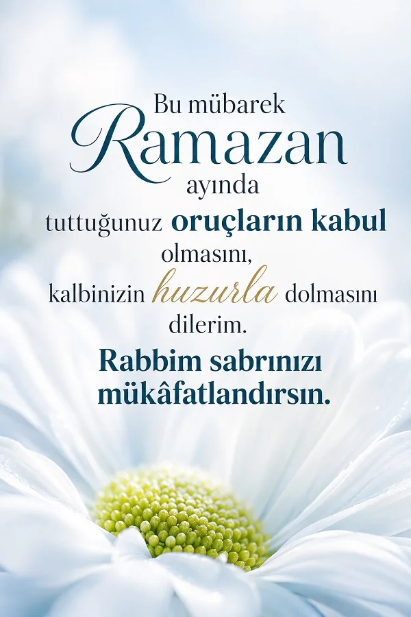 Açık tonlu çiçekli arka plan üzerinde “Bu mübarek Ramazan ayında tuttuğunuz oruçların kabul olmasını, kalbinizin huzurla dolmasını dilerim. Rabbim sabrınızı mükâfatlandırsın.” sözü.