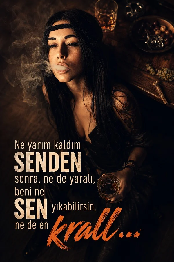 Elinde içki bardağı tutan, duman üfleyen bir kadının yer aldığı karanlık temalı fonda, ayrılık sonrası güçlü kalmayı anlatan anlamlı söz.