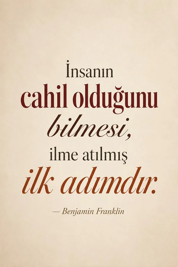 Açık tonlu sade arka plan üzerinde “İnsanın cahil olduğunu bilmesi, ilme atılmış ilk adımdır.” Benjamin Franklin sözü.