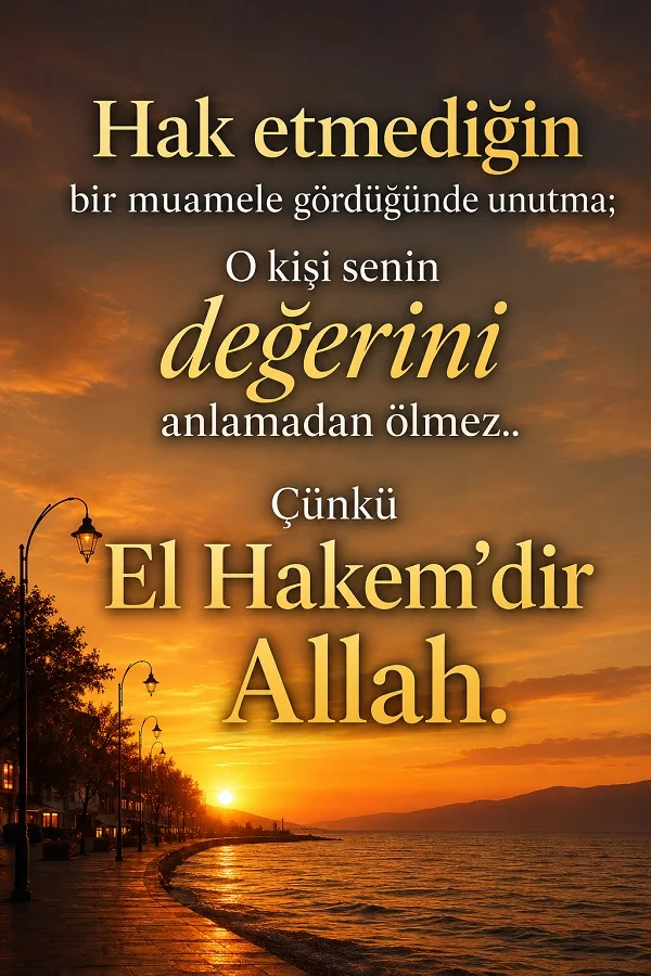 Gün batımında sahil kenarı manzarası üzerinde “Hak etmediğin bir muamele gördüğünde unutma; o kişi senin değerini anlamadan ölmez. Çünkü El Hakem’dir Allah.” sözü.
