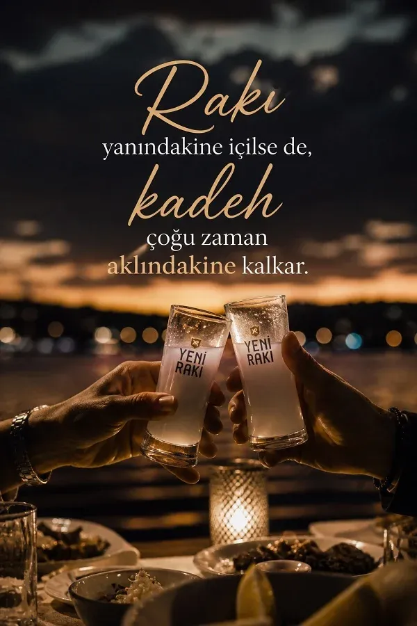 Rakı kadehi tokuşturan iki kişi ve duygusal rakı sözü