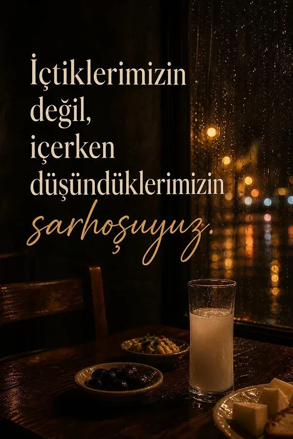 Yağmurlu cam kenarında rakı kadehi ve anlamlı söz