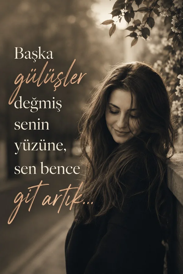 Sepya tonlarında dış mekânda hafif gülümseyen genç bir kadın ve yanında “Başka gülüşler değmiş senin yüzüne, sen bence git artık...” sözü yer alıyor.
