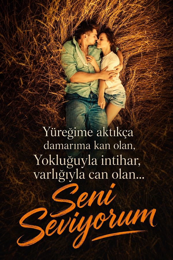 Kuru otların üzerinde uzanan bir çift ve “Yüreğime aktıkça damarlarıma kan olan… Seni Seviyorum” sözünün yer aldığı romantik görsel.