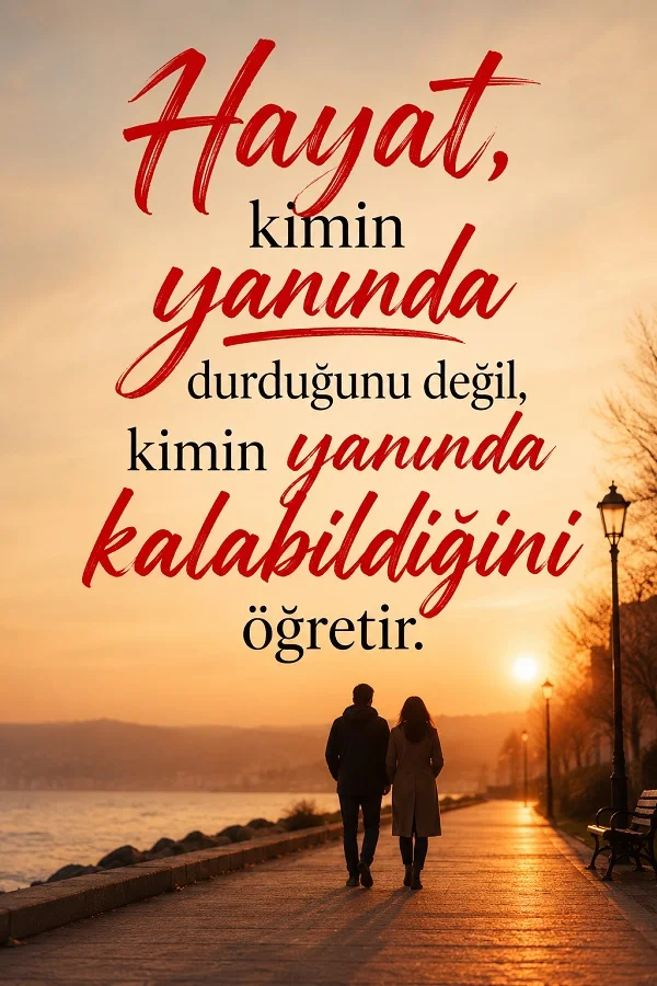 Gün batımında sahil yolunda yürüyen çift ve “Hayat, kimin yanında durduğunu değil, kimin yanında kalabildiğini öğretir.” yazılı romantik söz tasarımı.