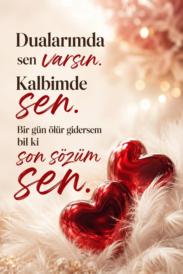 Beyaz yumuşak tüylerin üzerinde iki kırmızı kalp objesi yer alıyor. Sol tarafta “Dualarımda sen varsın. Kalbimde sen. Bir gün ölür gidersem bil ki son sözüm sen” sözü yazıyor.