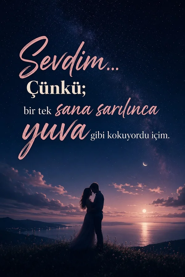 Yıldızlı gece gökyüzü altında, deniz manzarasına karşı birbirine yakın duran bir çift silüeti görülüyor. Üst bölümde “Sevdim… Çünkü bir tek sana sarılınca yuva gibi kokuyordu içim” yazısı yer alıyor.