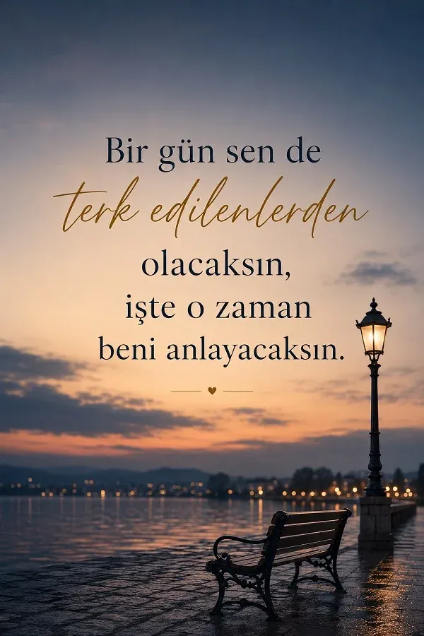 Gün batımında deniz kenarında yalnız bank ve sitemli aşk sözü bulunan görsel