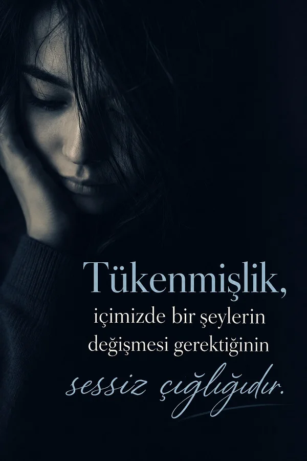 Koyu arka planda düşünceli bir kadın portresi ve “Tükenmişlik, içimizde bir şeylerin değişmesi gerektiğinin sessiz çığlığıdır.” sözü bulunuyor.