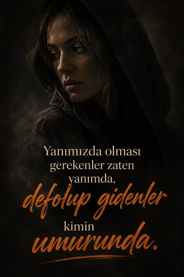 Kapüşonlu kadın portresi üzerinde “Yanımızda olması gerekenler zaten yanımda, defolup gidenler kimin umurunda” sözünün yazılı olduğu karanlık temalı söz tasarımı.