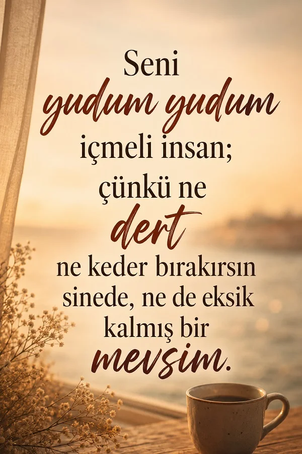 Deniz kenarında kahve fincanı eşliğinde sevgi ve huzur temalı romantik söz.