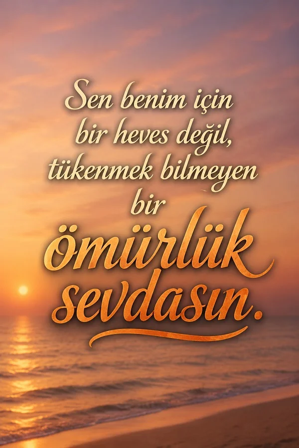 Gün batımında deniz ve sahil manzarası üzerinde “Sen benim için bir heves değil, tükenmek bilmeyen bir ömürlük sevdasın.” sözü.