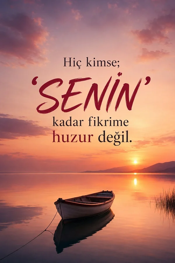 Gün batımında sakin gölde duran kayık ve sevilen kişinin düşüncelere huzur verdiğini anlatan romantik söz.