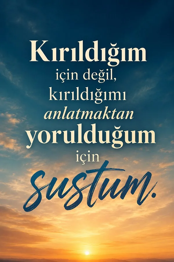 Gün doğumu manzarası önünde “Kırıldığım için değil, kırıldığımı anlatmaktan yorulduğum için sustum.” sözünün bulunduğu duygusal söz görseli.
