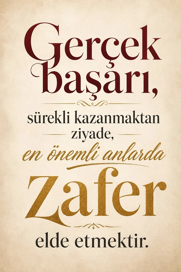 Açık tonlu sade arka plan üzerinde “Gerçek başarı, sürekli kazanmaktan ziyade, en önemli anlarda zafer elde etmektir.” sözü.