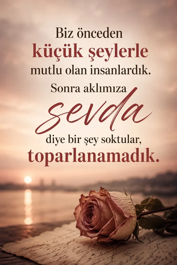 Gün batımı fonunda gül ve mektup bulunan tasarımda “Biz önceden küçük şeylerle mutlu olan insanlardık. Sonra aklımıza sevda diye bir şey soktular, toparlanamadık.” sözü yazıyor.