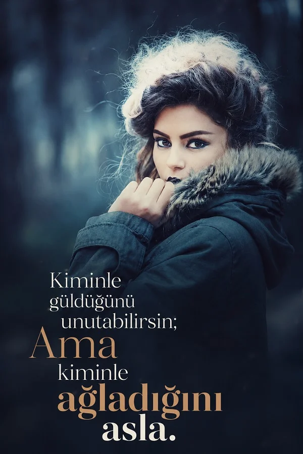 Kürk yakalı koyu renk mont giymiş bir kadının yer aldığı görselde “Kiminle güldüğünü unutabilirsin; Ama kiminle ağladığını asla.” sözü yazıyor.